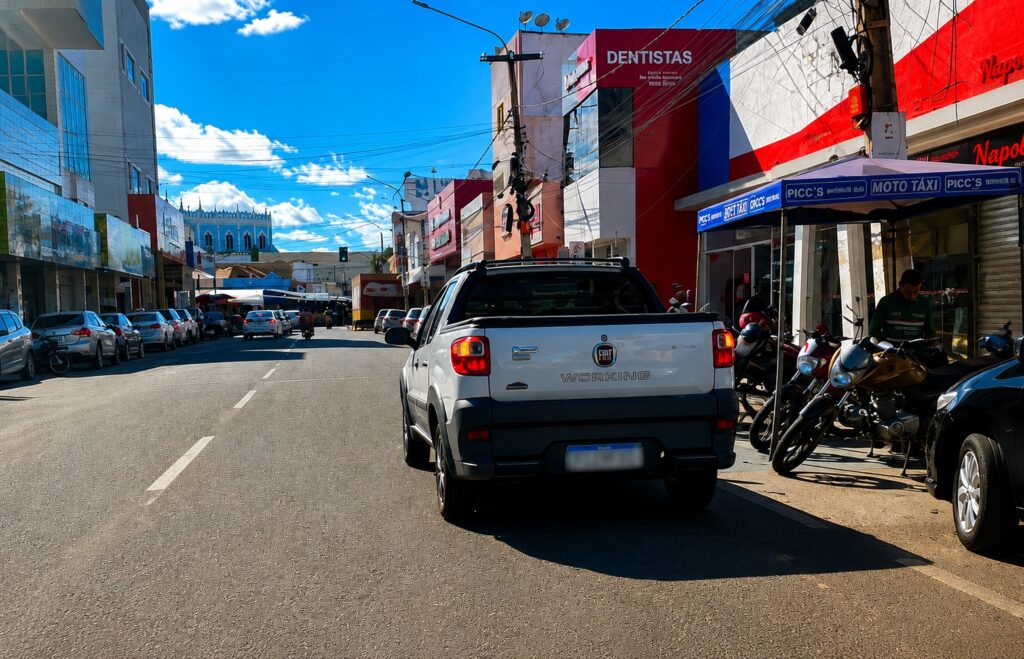 Veículo em fila dupla no Centro de Picos no Piauí