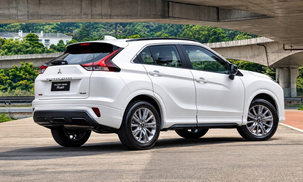 Mitsubishi Eclipse Cross branco visto de traseira
