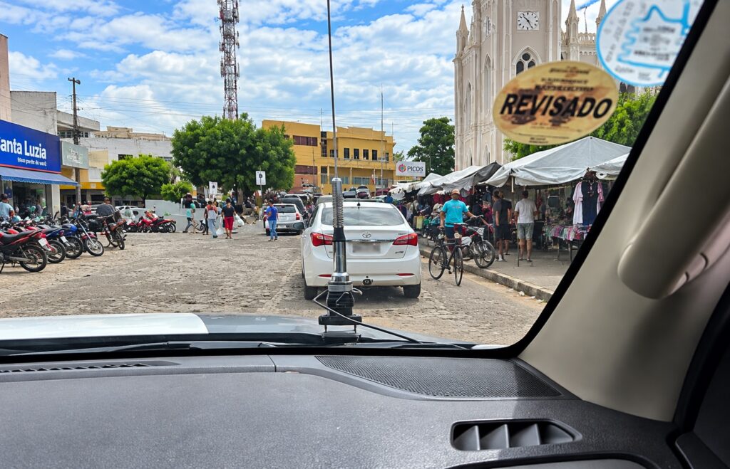 Trânsito e veículos estacionados na região central de Picos, no Piauí