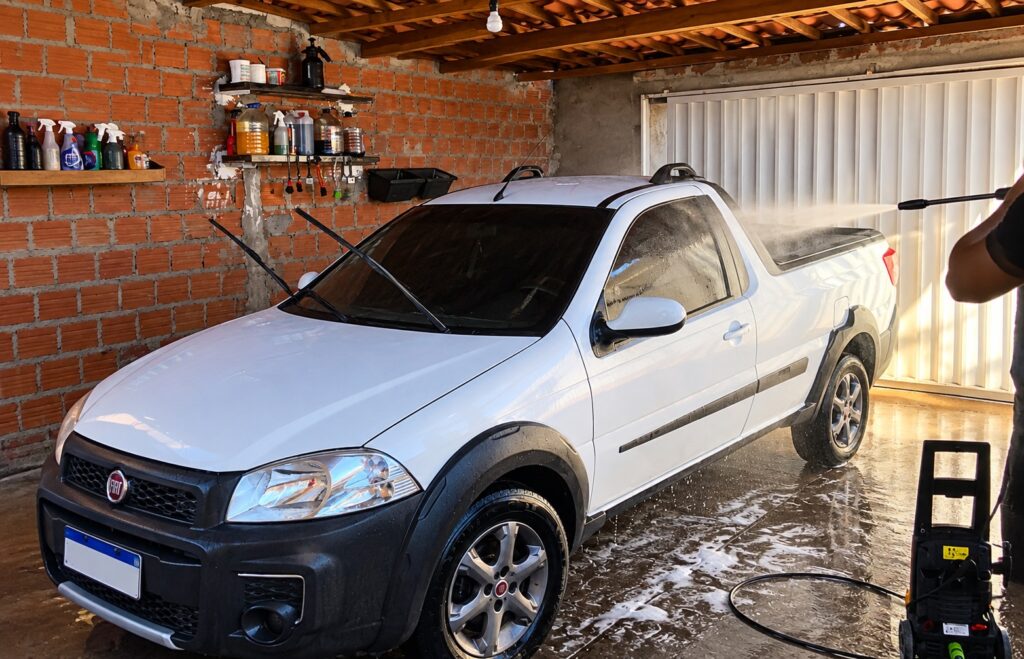 Fiat Strada durante lavagem automotiva em Dom Expedito Lopes (PI)