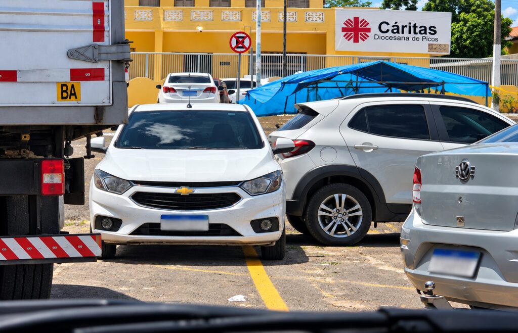 Carro estacionado na contramão em área urbana de Picos (PI)