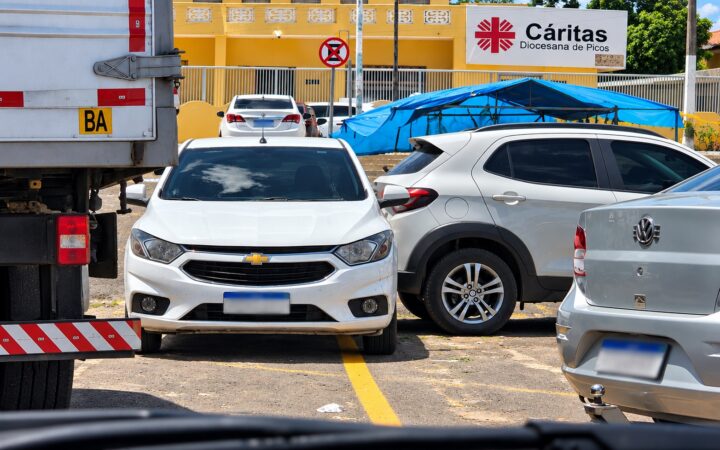 Carro estacionado na contramão em área urbana de Picos (PI)