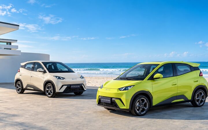 BYD Dolphin Mini 2027 verde e branco lado a lado