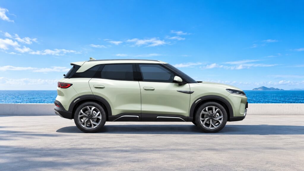 BYD Yuan Pro 2027 visto de perfil em cenário litorâneo