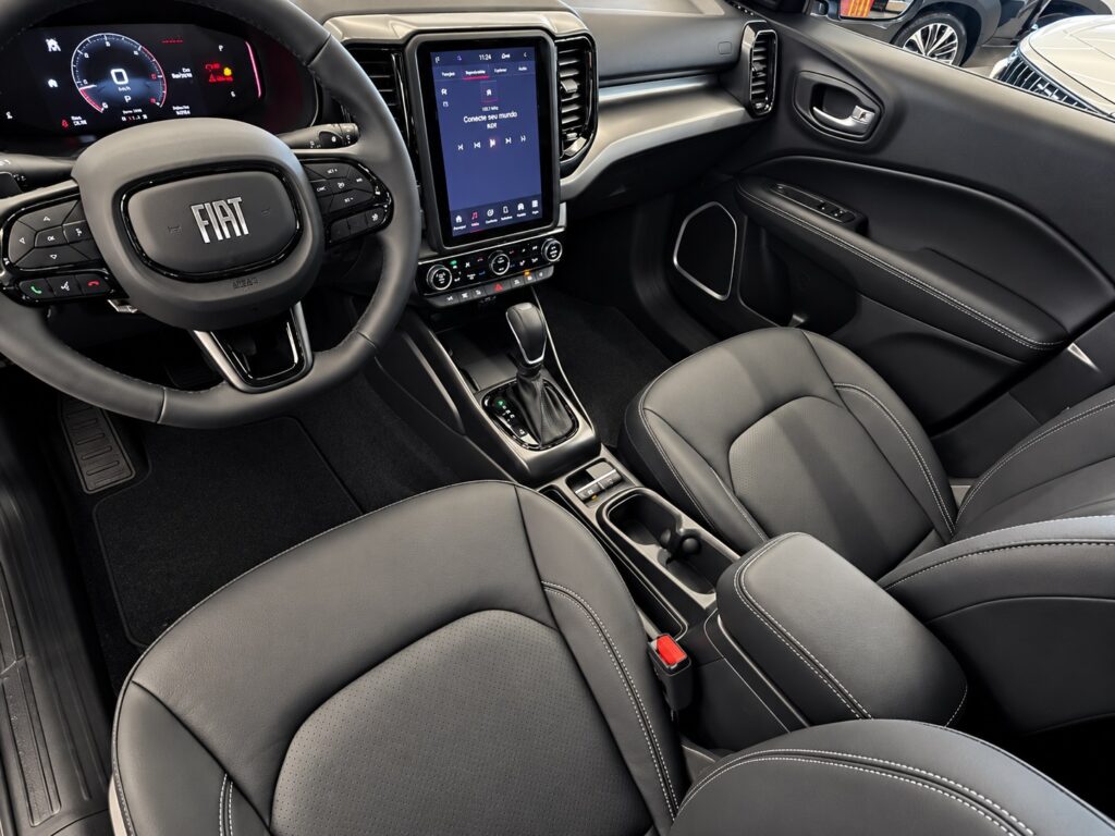 Interior da Fiat Toro com painel digital e central multimídia
